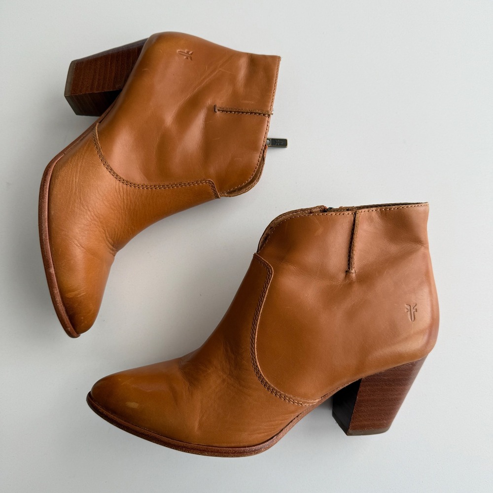 Frye Jennifer Almond Toe Side Zip Wood Heel Western Cognac Brown Ankle Boot sz 8